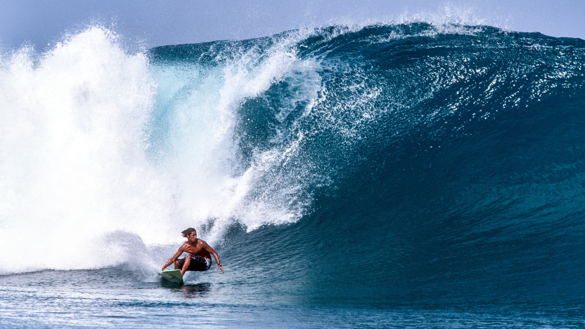 Surfer op een perfecte golf in een Dutch Waves surfpark